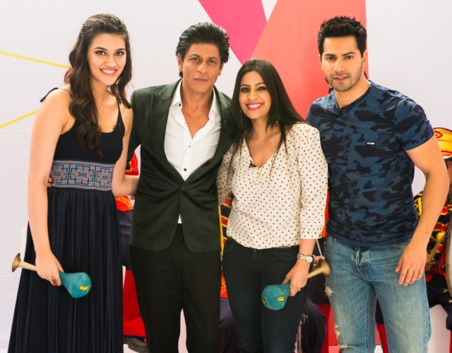 Kriti Sanon, Shah Rukh Khan, Garima Kumar and Varun Dhawan in Yaar Mera Superstar.jpg