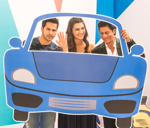 Varun Dhawan, Kriti Sanon and Shah Rukh Khan - car.jpg