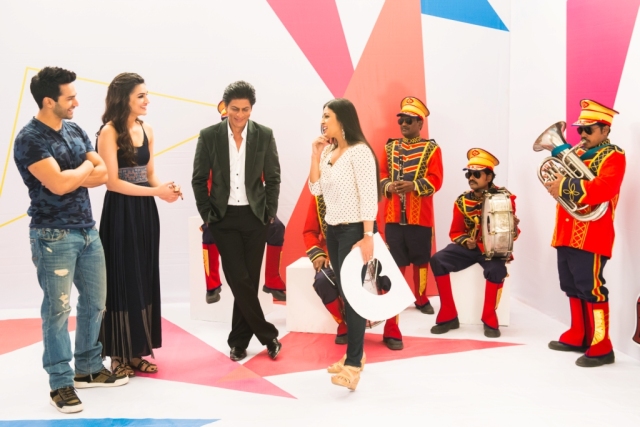 Varun Dhawan, Kriti Sanon and Shah Rukh Khan with Yaar Mera Superstar's host Garima Kumar.jpg