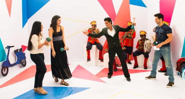 Varun Dhawan, Kriti Sanon and Shah Rukh Khan with Yaar Mera Superstar's host Garima Kumar1